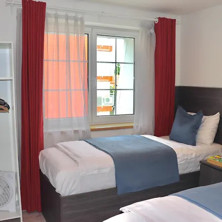 Royal Hotel *