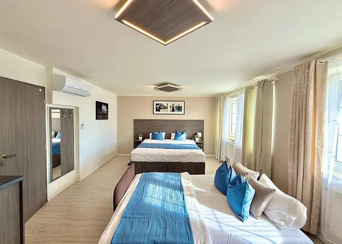 Royal Hotel *