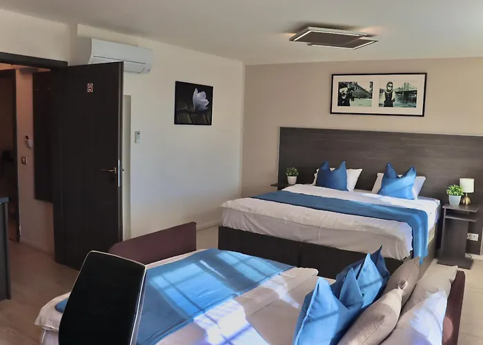 Royal Hotel *